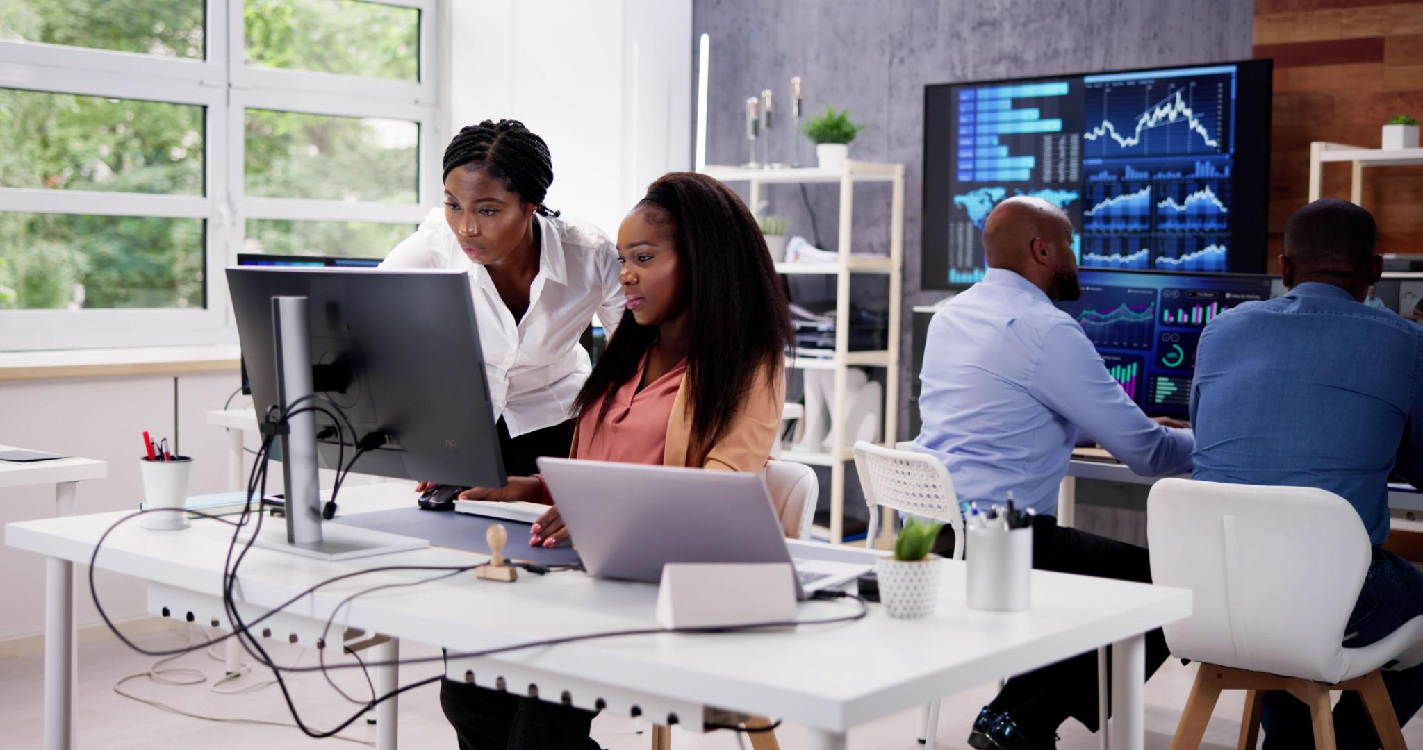 Publix Entreprise analysts collaborating over financial data on screen